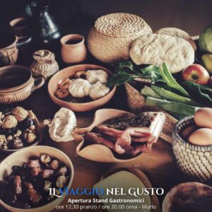 Tavolo allestito con proposta di enogastronomia etrusca