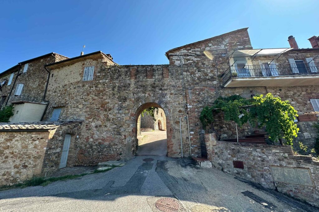 Ingresso al borgo medievale di Murlo, Siena